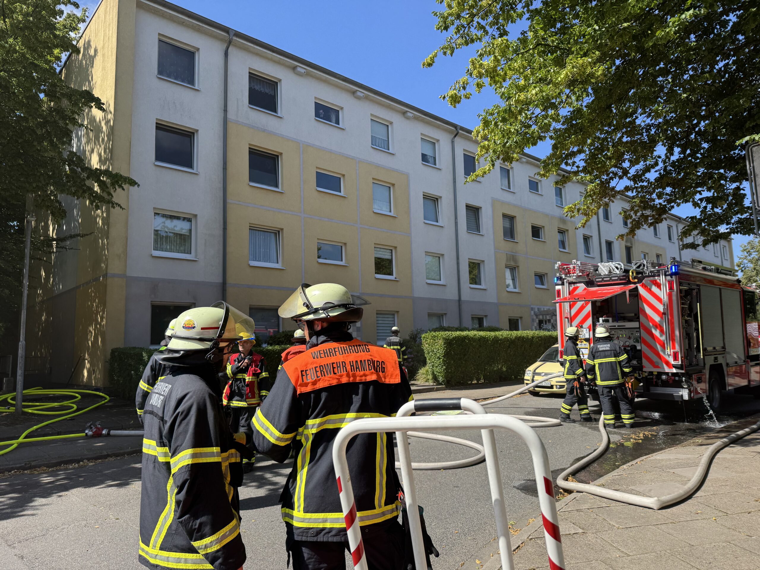 Kellerbrand in Wohnblock in Rahlstedt – Süraydosen explodierten in der Hitze