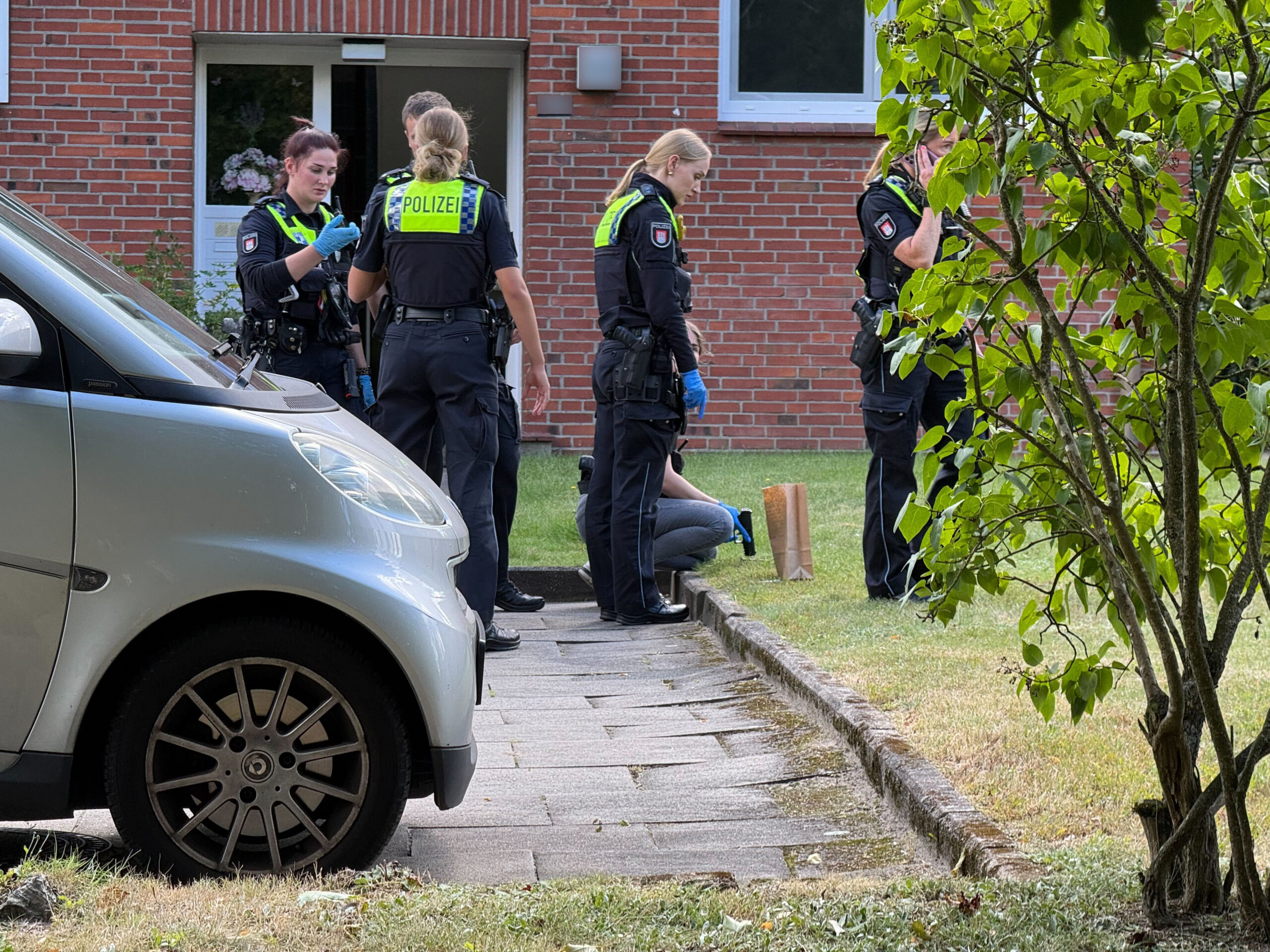 Einsatzkräfte der Polizei sichern die Dienstwaffe.