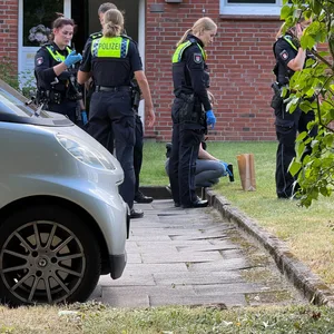 Einsatzkräfte der Polizei sichern die Dienstwaffe.