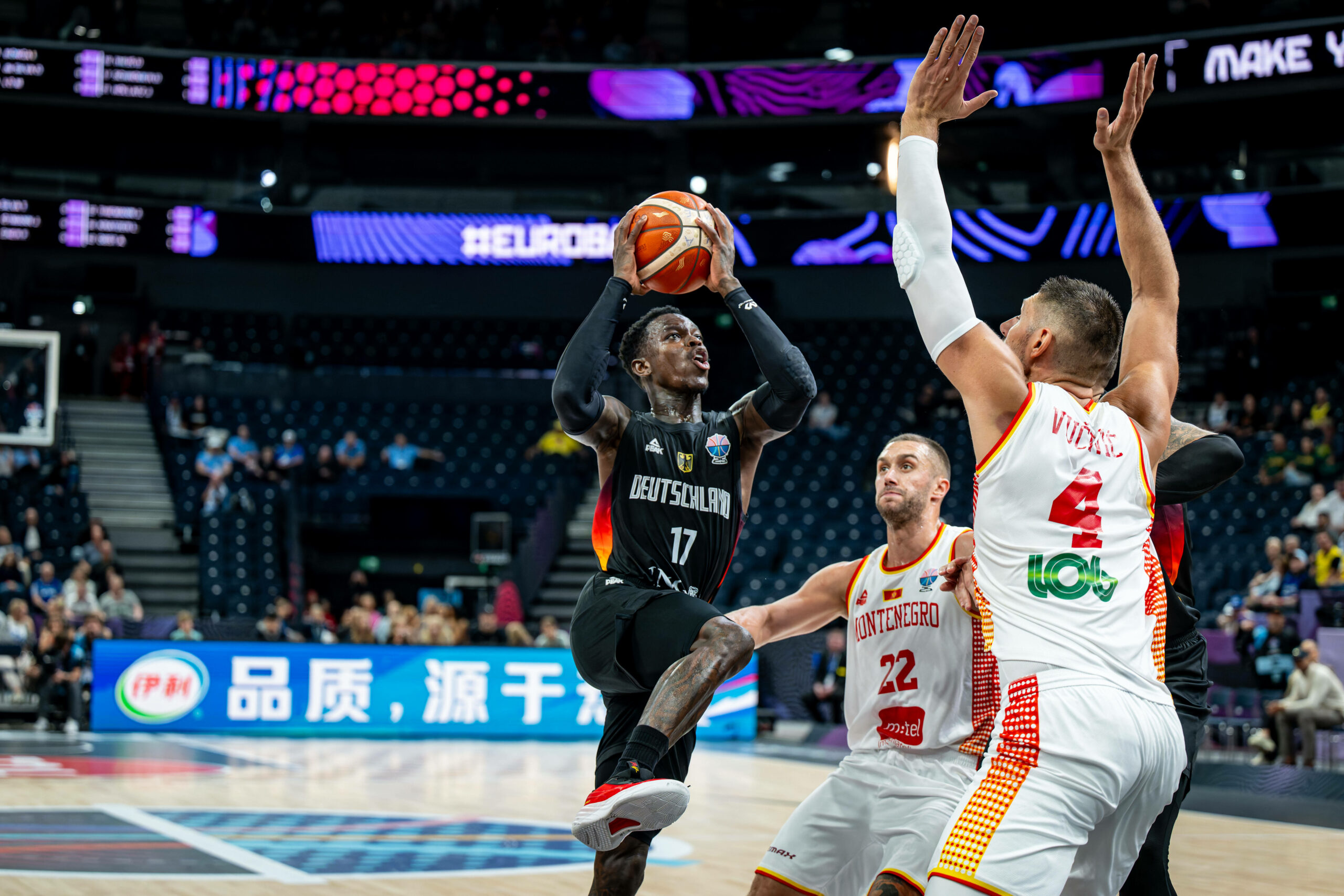 Dennis Schröder legt zum Korbleger an