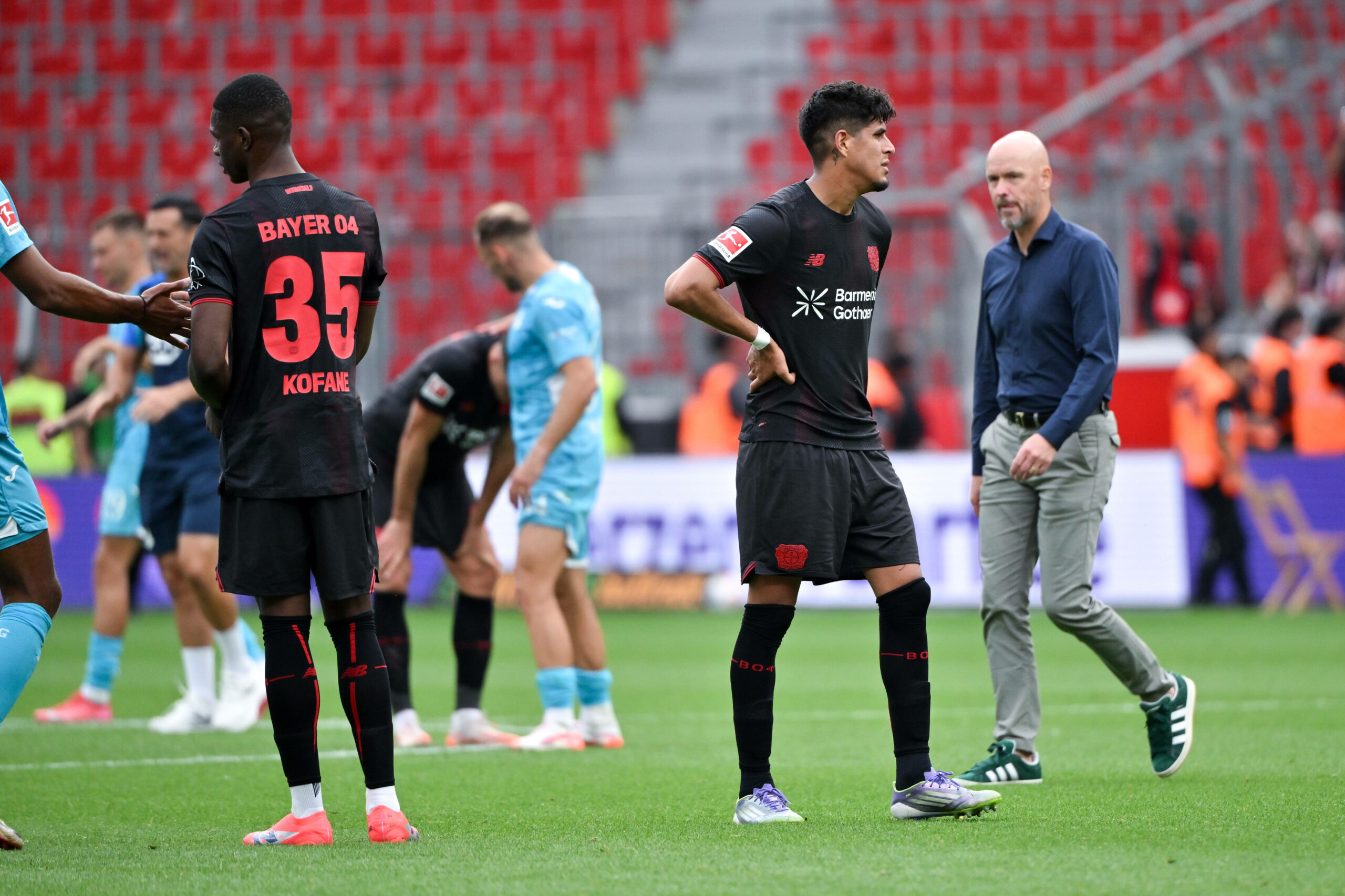 Piero Hincapié (2.v.r.) und Erik ten Hag