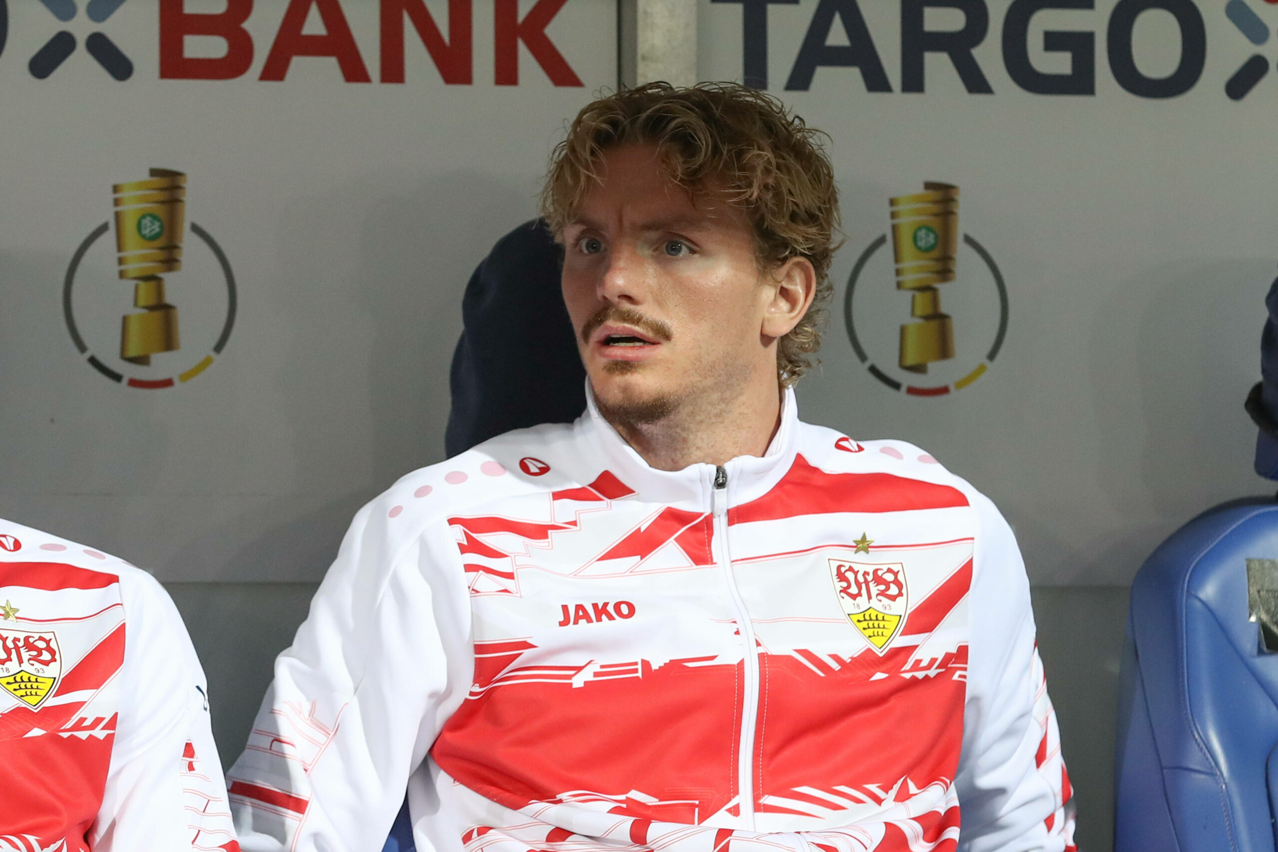 Nick Woltemade auf der VfB-Bank