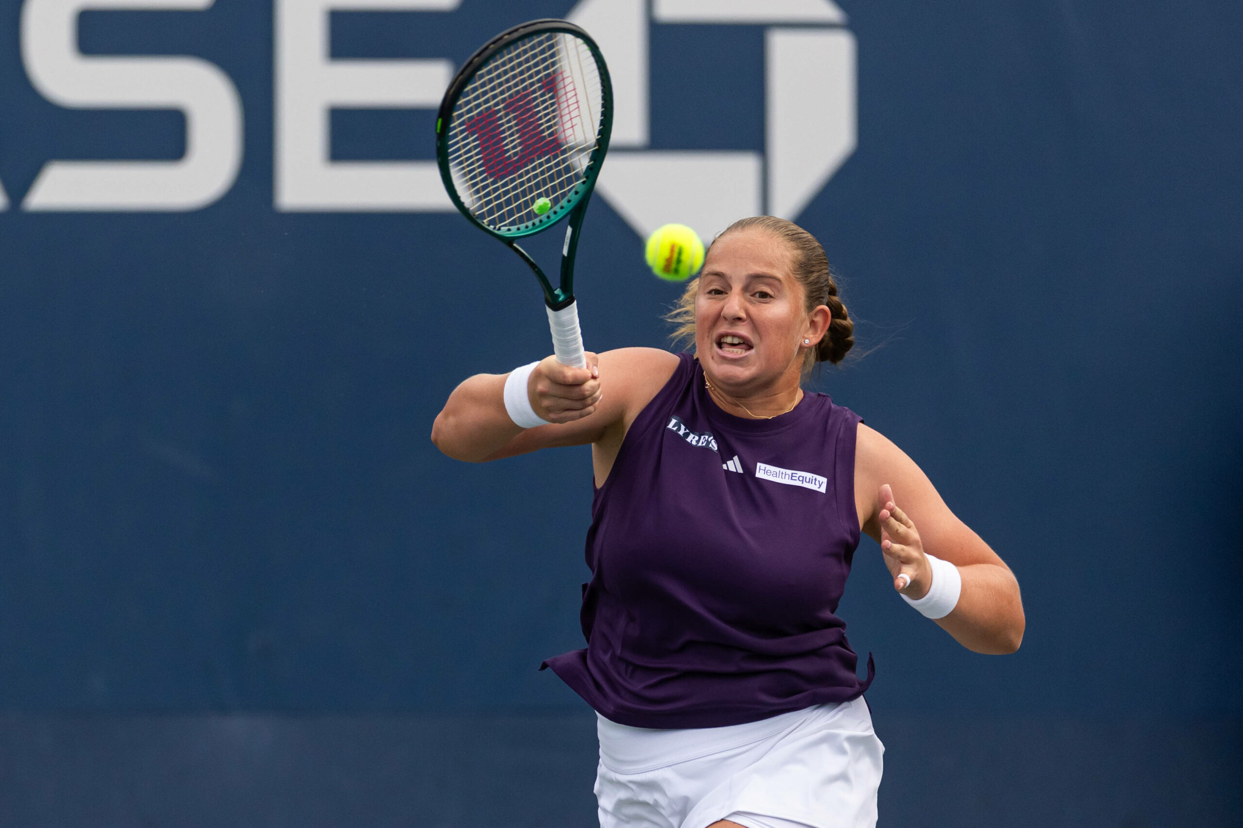 Jelena Ostapenko spielt Tennis