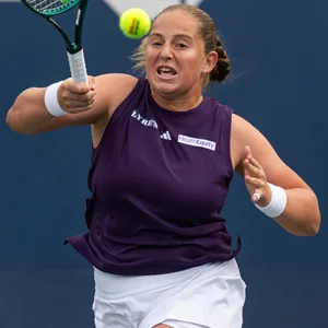 Jelena Ostapenko spielt Tennis