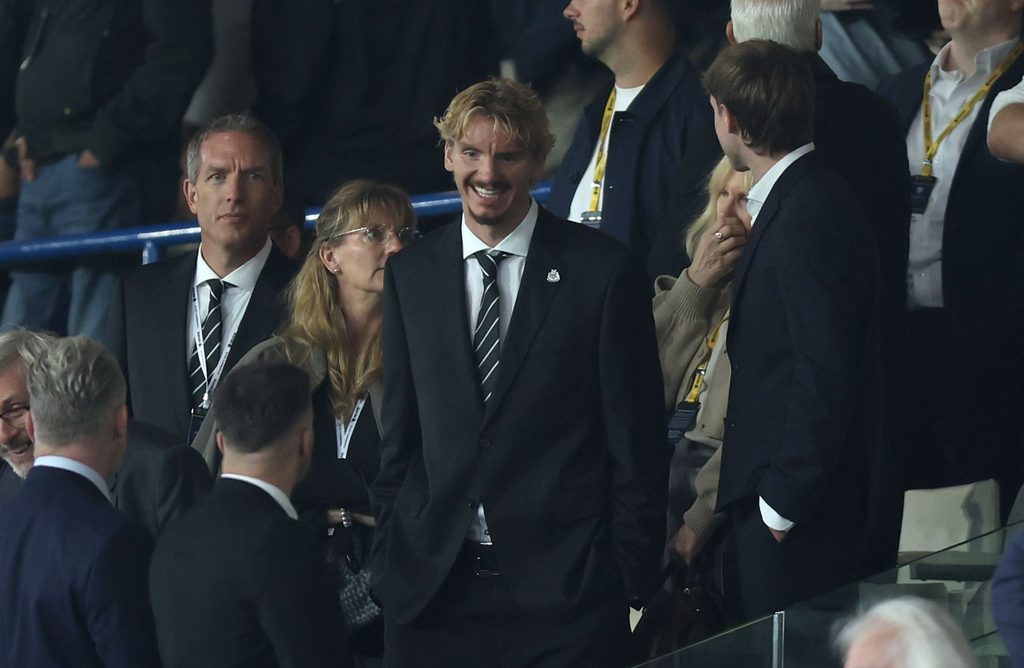 Nick Woltemade auf der Tribüne in Newcastle