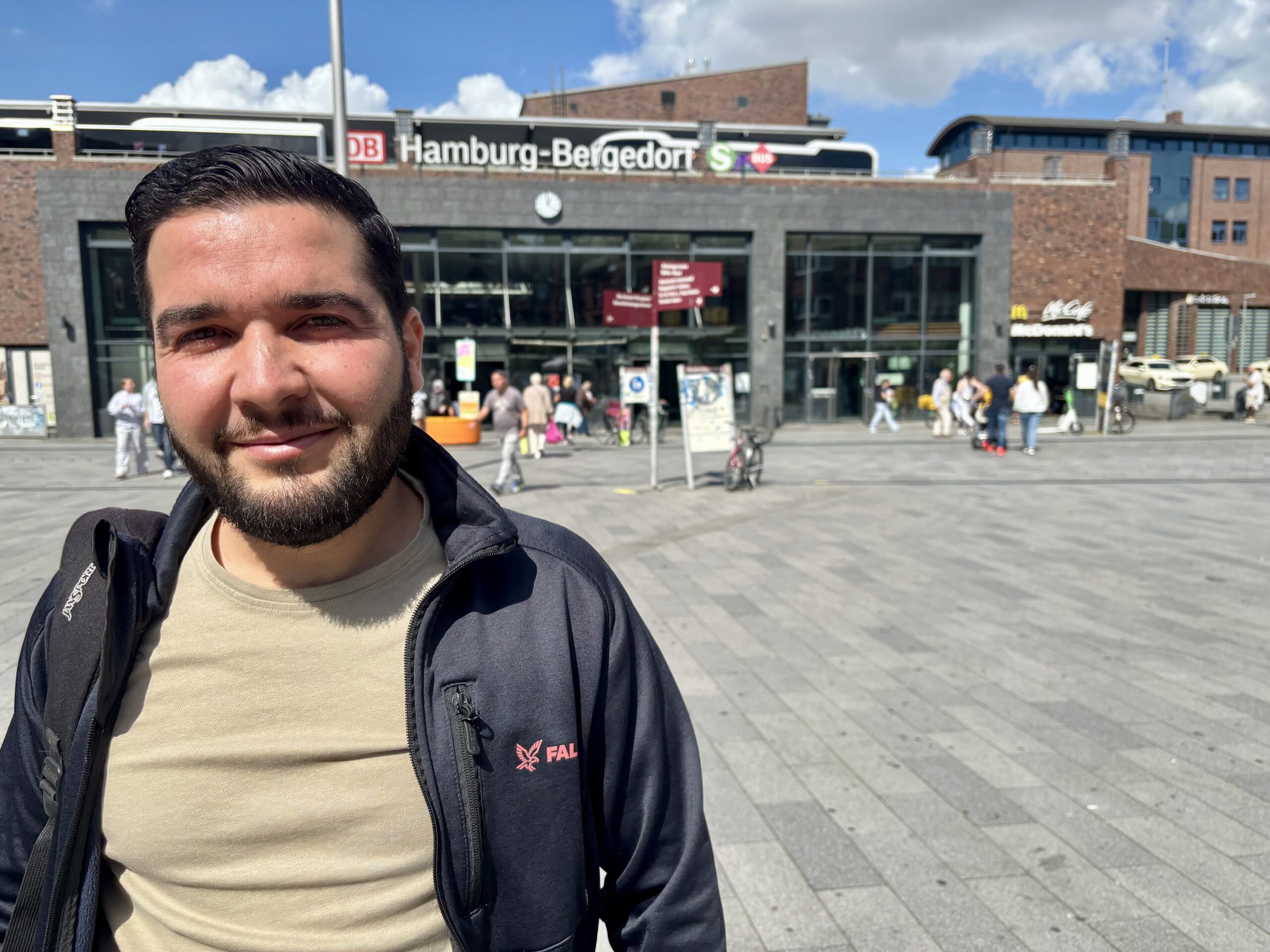 Junger Mann vor dem Bahnhof Bergedorf