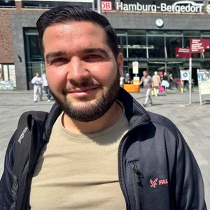 Junger Mann vor dem Bahnhof Bergedorf