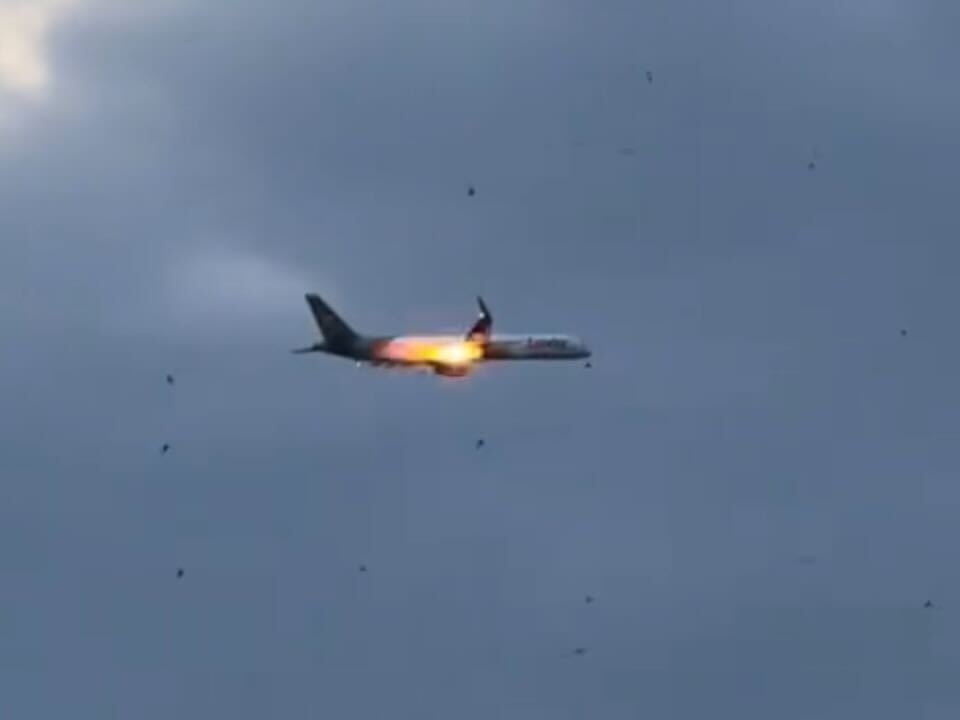 Flammen kommen aus einem Triebwerk.