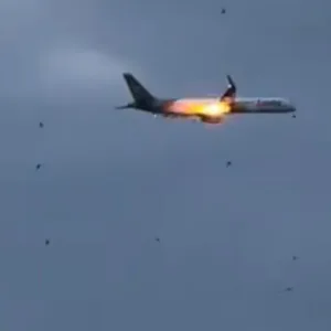 Flammen kommen aus einem Triebwerk.