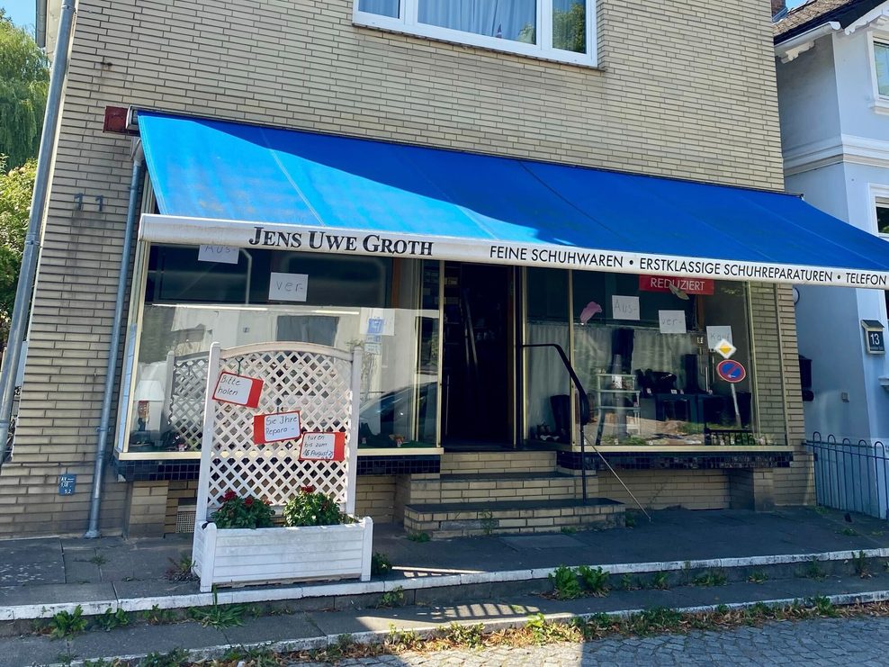 „Ausverkauf“ und „Reduziert“ steht auf Zetteln, die in dem Schaufenster des Geschäfts aushängen.