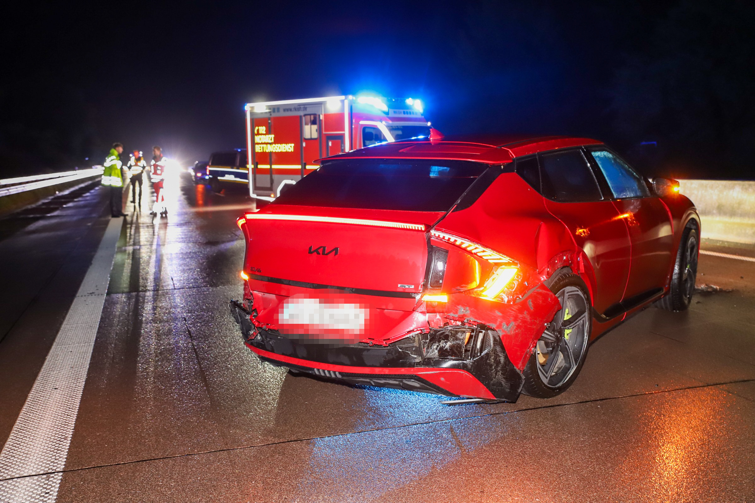 Roter Unfallwagen mit Rettungswagen
