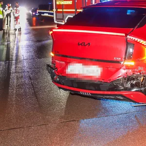 Roter Unfallwagen mit Rettungswagen