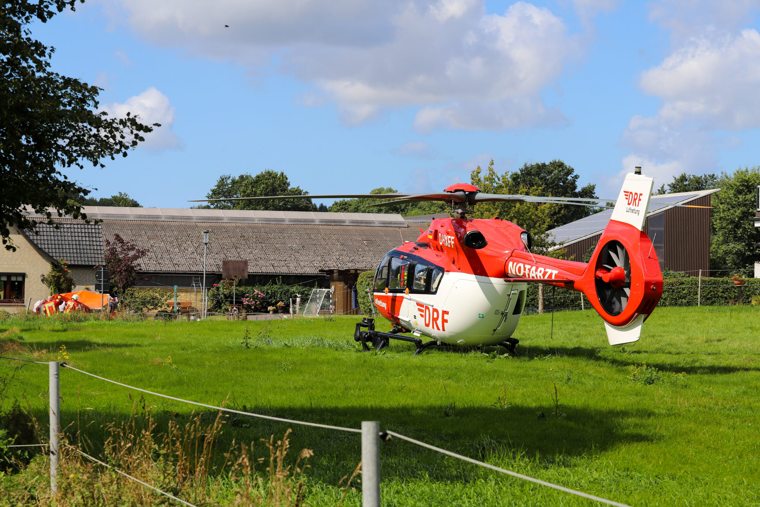 Hubschrauber im Einsatz in Tensbüttel-Röst