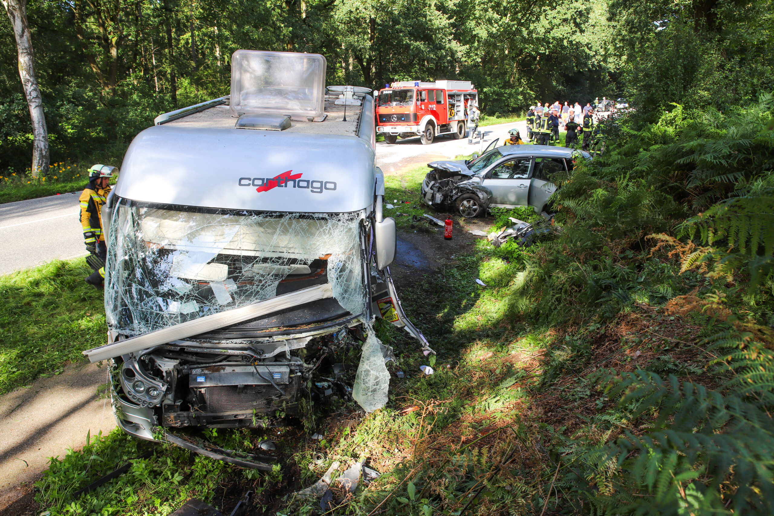 Bei dem Unfall auf der B206 ist ein Großaufgebot von Rettungskräften vor Ort.