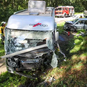 Bei dem Unfall auf der B206 ist ein Großaufgebot von Rettungskräften vor Ort.