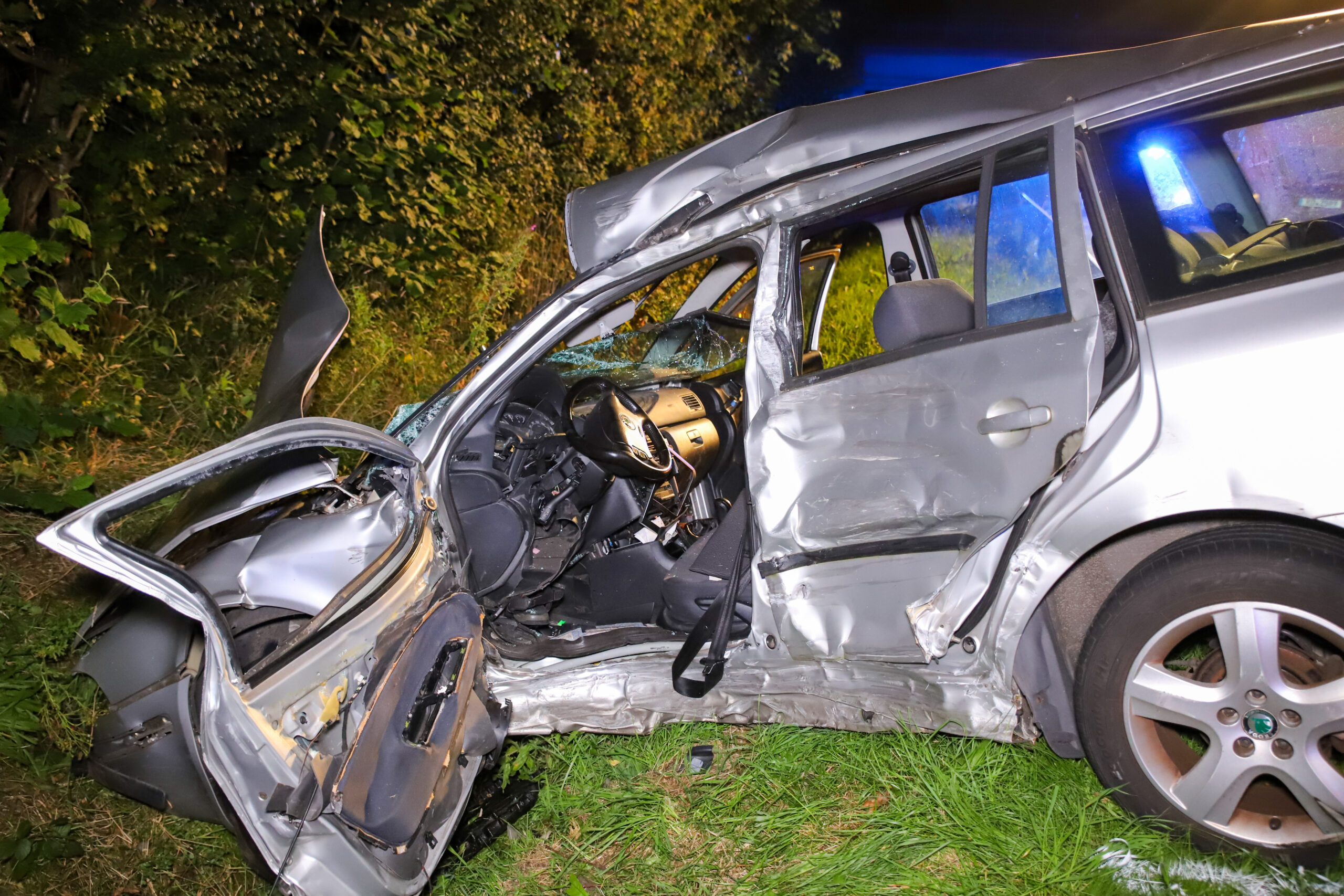 Ein zerstörtes Auto