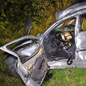 Ein zerstörtes Auto