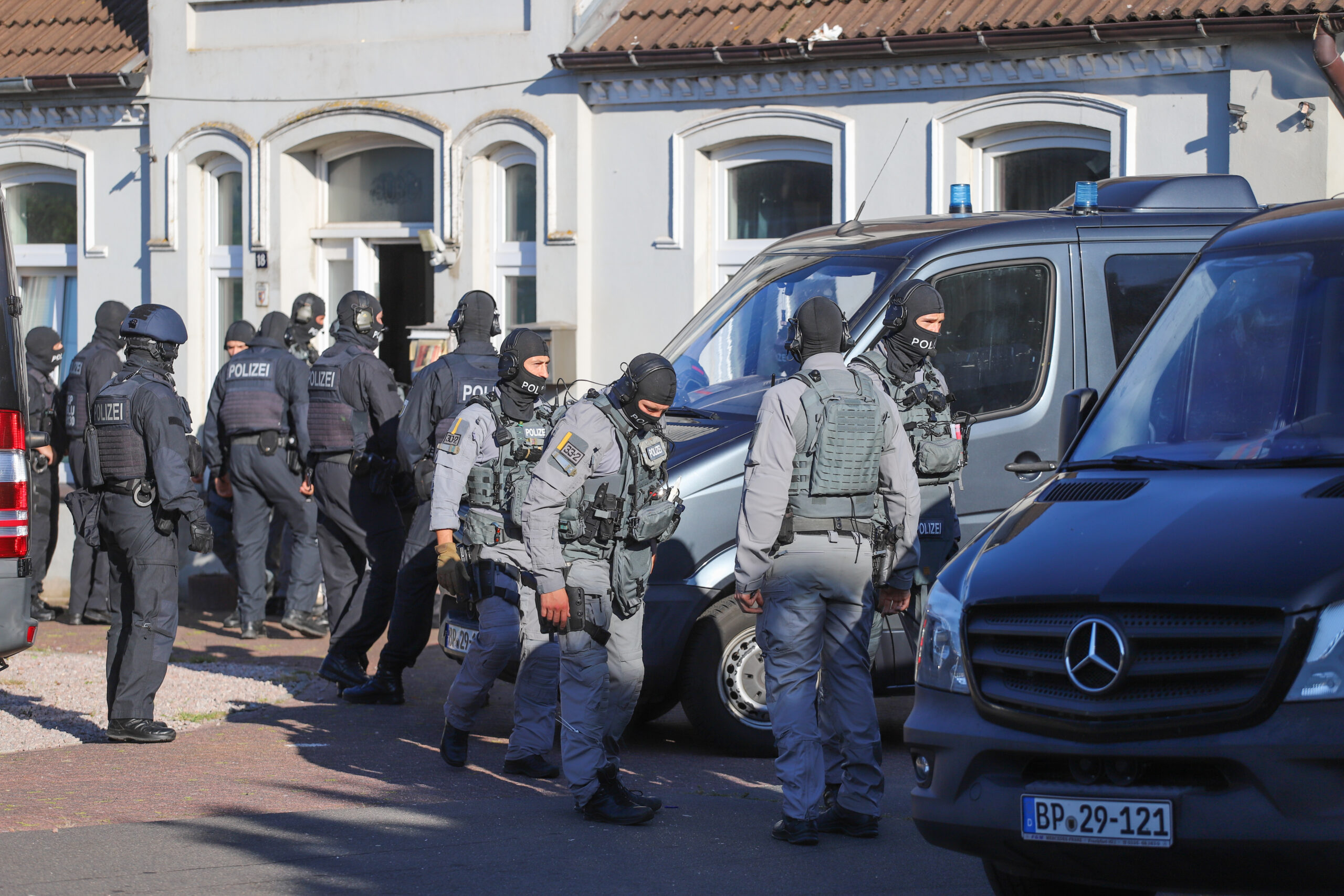 Spezialkräfte der Bundespolizei vor einem Haus in Heide (Dithmarschen)