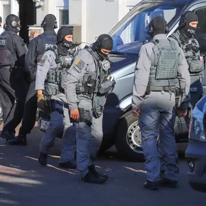 Spezialkräfte der Bundespolizei vor einem Haus in Heide (Dithmarschen)