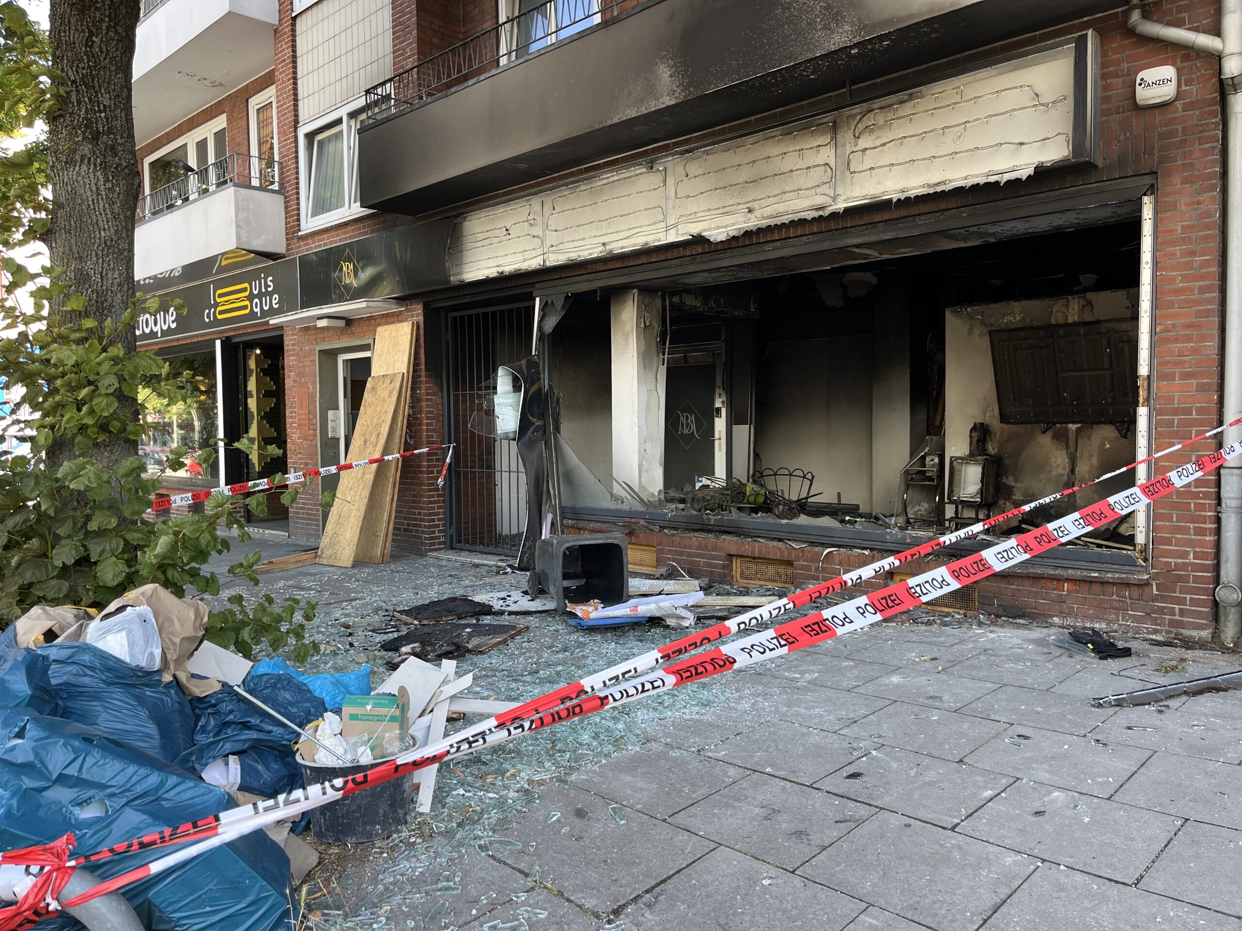 Ein ausgebranntes Studio mit Polizeiband abgesperrt