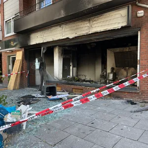 Ein ausgebranntes Studio mit Polizeiband abgesperrt