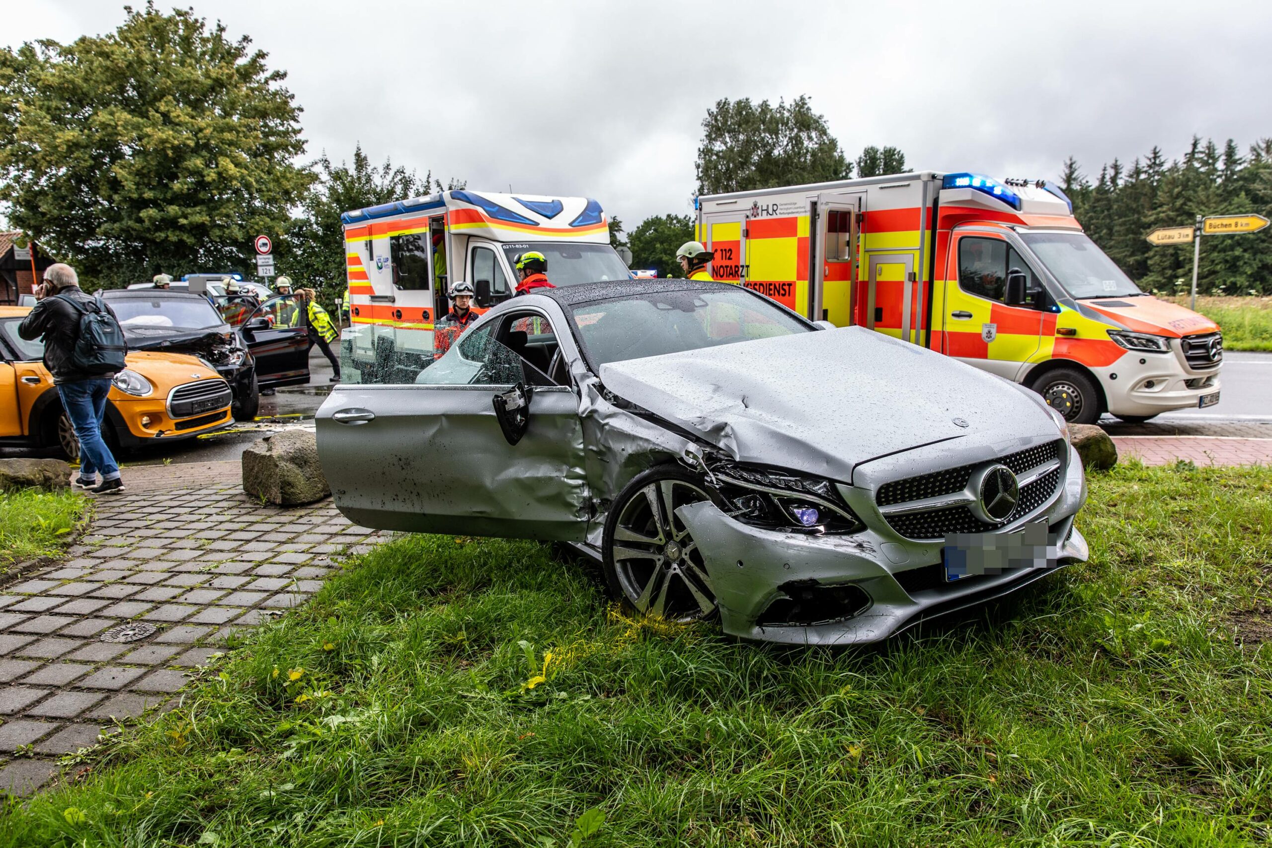 Der Fahrer des Mercedes' soll das Stopp-Schild missachtet haben. Seine Beifahrerin kam per Helikopter in ein Krankenhaus.