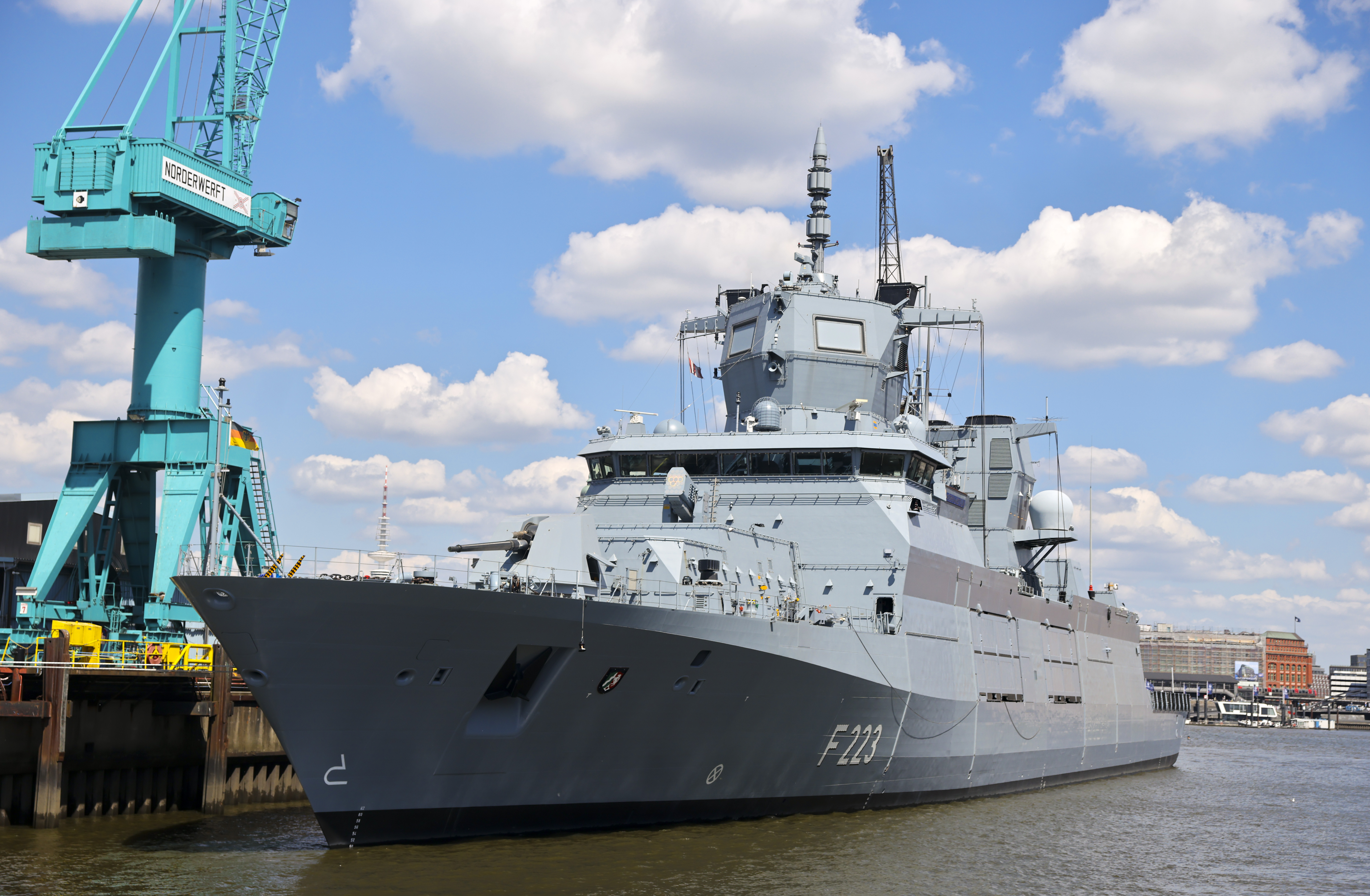 Die Fregatte „Nordrhein-Westfalen“ (F223) der Deutschen Marine liegt an einer Kaimauer der Norderwerft im Hamburger Hafen. (Archivbild)