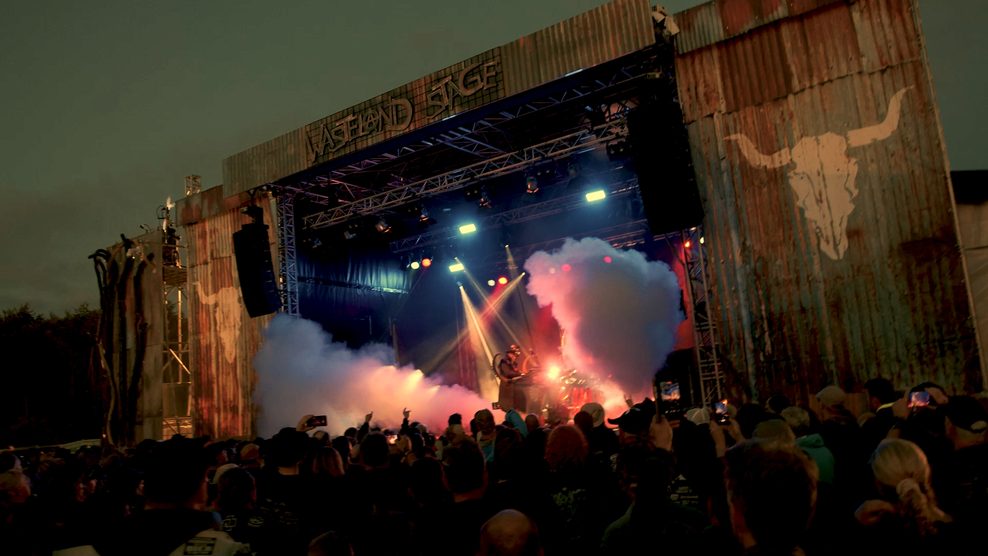 Menschen tummeln sich während Joja Wendts Auftritt vor der Wasteland-Bühne.