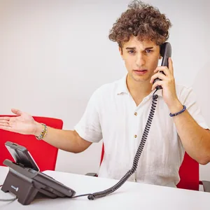 Joshua Vogler am Telefon