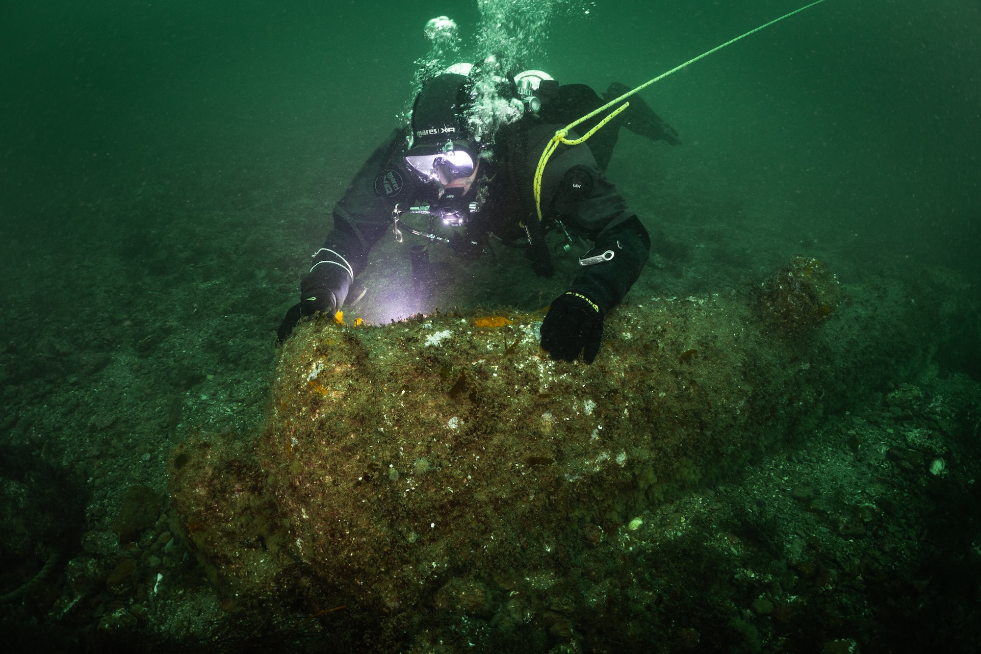 Ein Kieler Forschungstaucher dokumentiert eine der 16 vor Helgoland entdeckten englischen Kanonen.