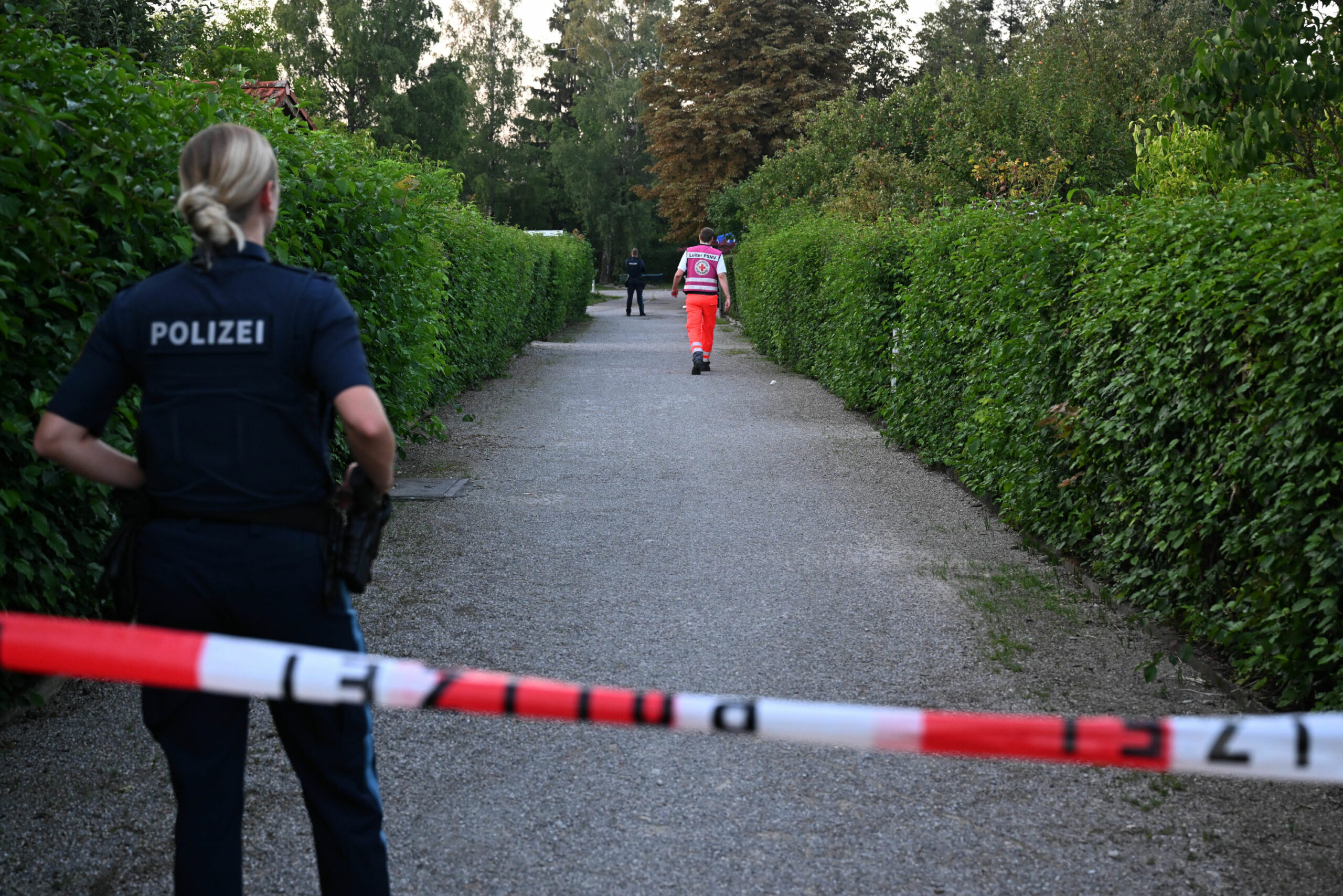 Bei einer privaten Feier in einer Kleingartenanlage in München ist ein Mensch gestorben, mehrere weitere wurden verletzt.