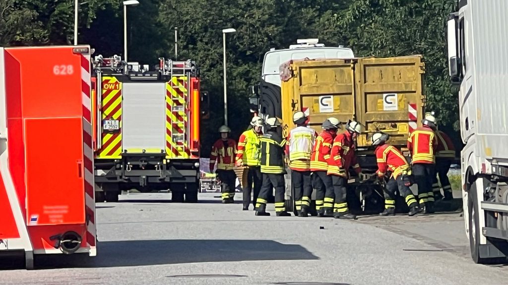 Einsatzkräfte an der Unfallstelle in Kiel.