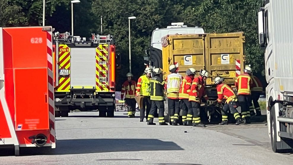 Einsatzkräfte an der Unfallstelle in Kiel.