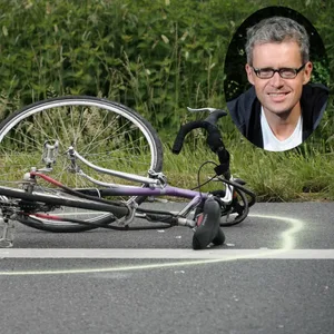 Umgekipptes Rad und ein Mann