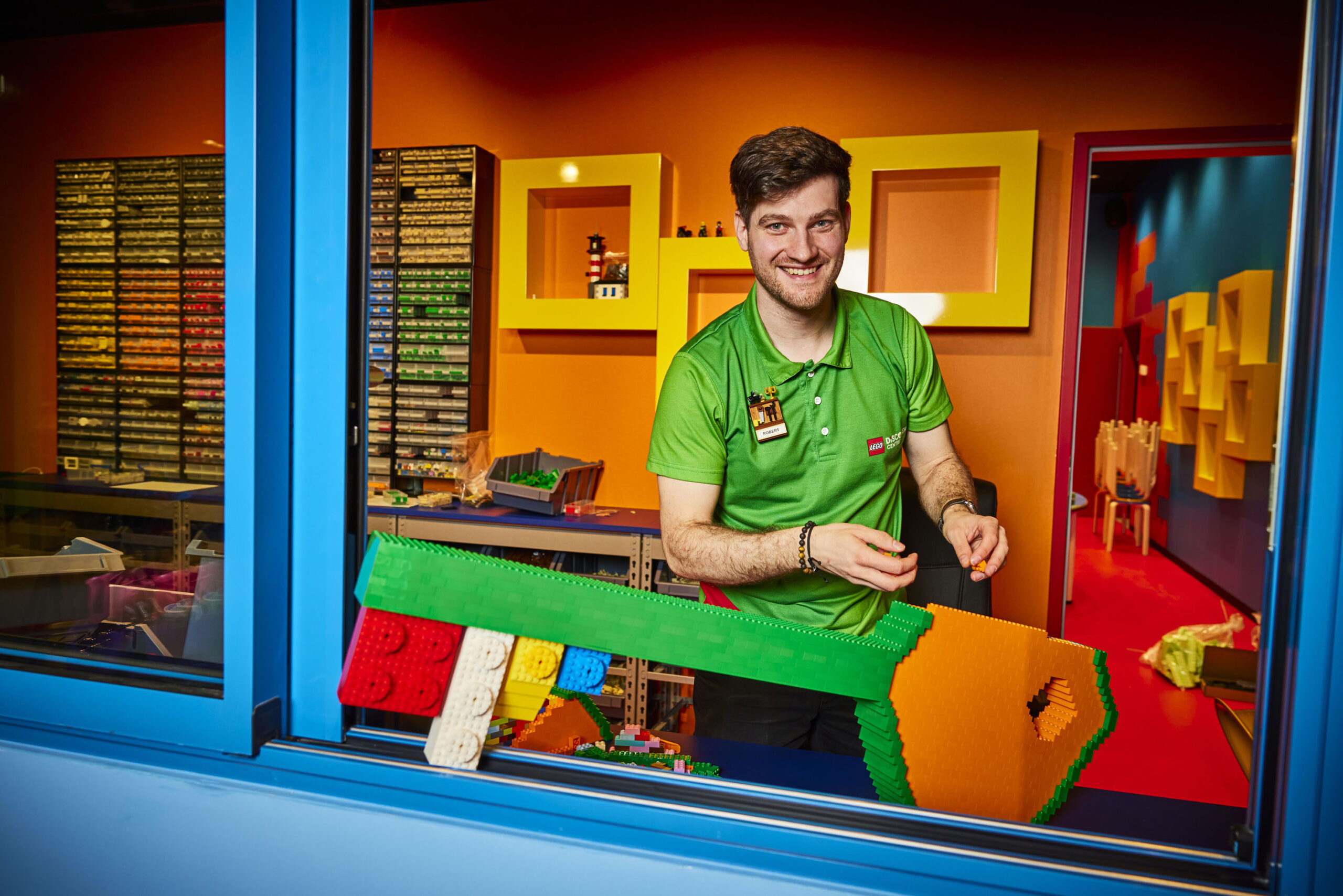Robert Püschel steht in seiner Werkstatt und schaut aus dem Schiebefenster.