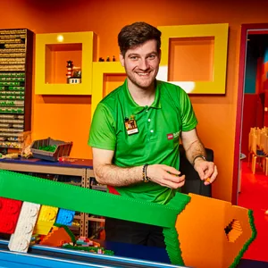 Robert Püschel steht in seiner Werkstatt und schaut aus dem Schiebefenster.