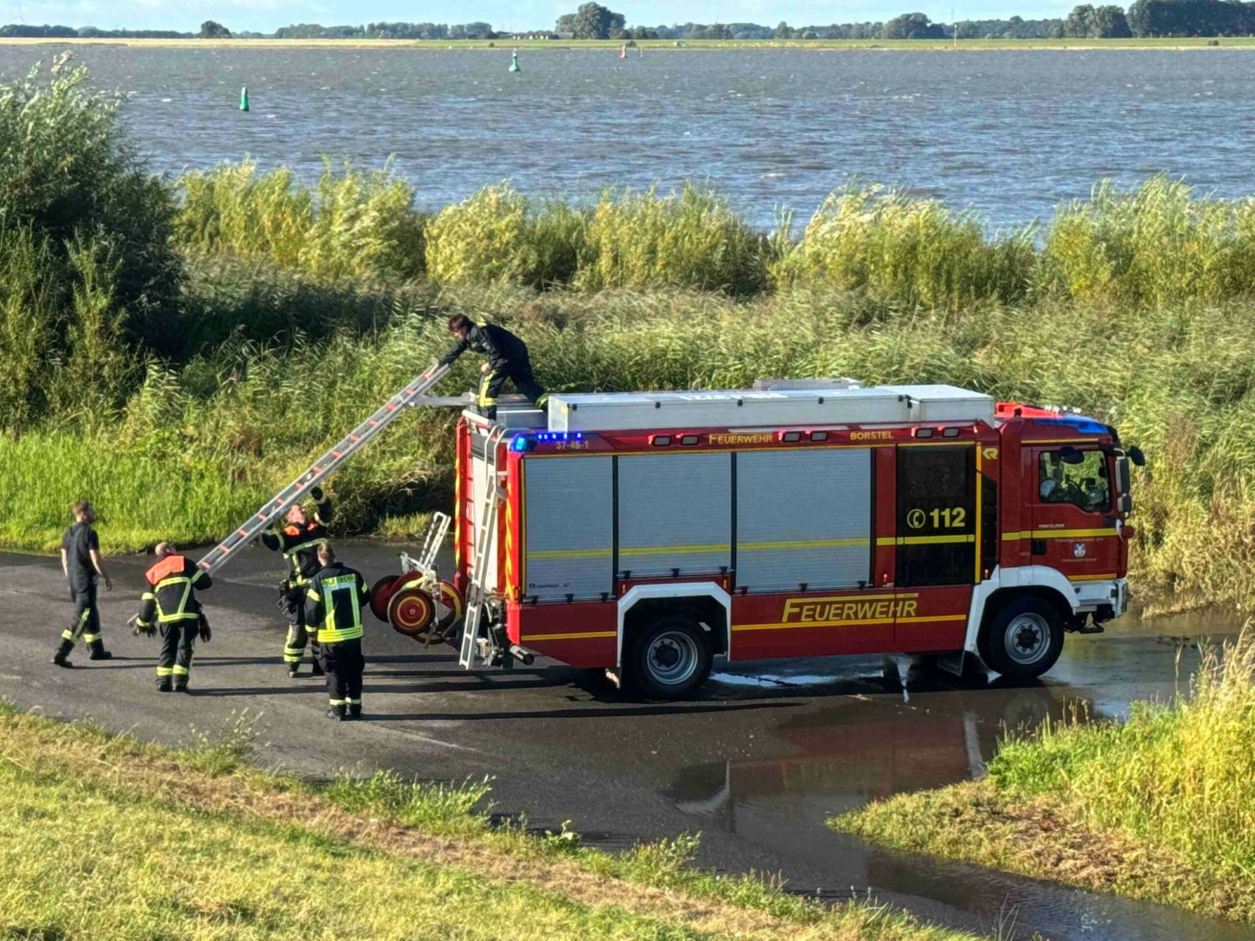 EIn Feuerwehrauto am Deich