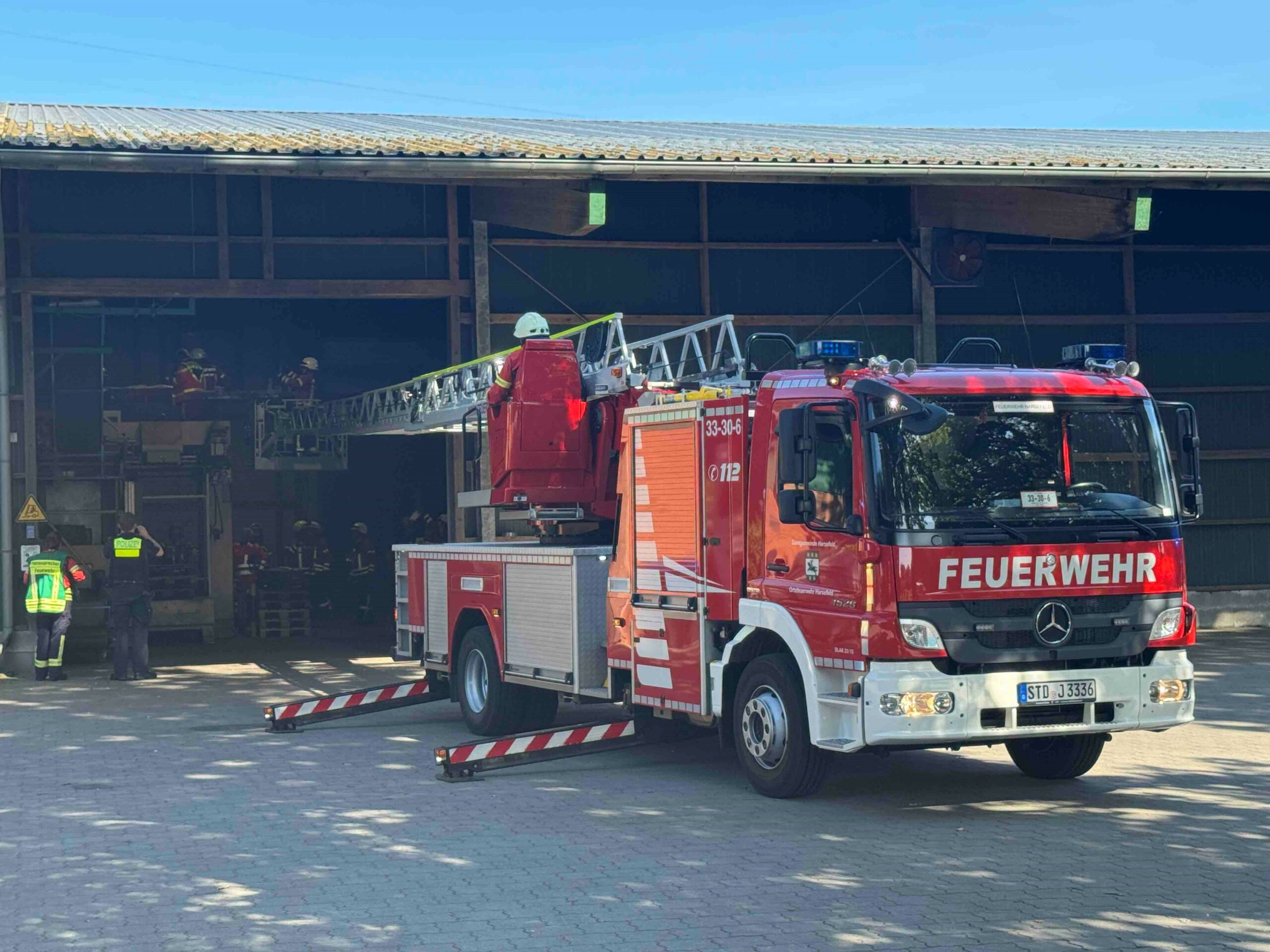 Feuerwehrleute retten den Verletzten mithilfe einer Drehleiter.