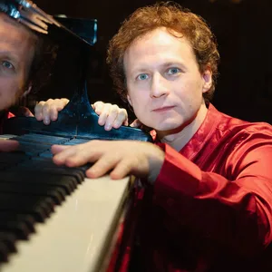 Leon Gurvitch an einem Klavier