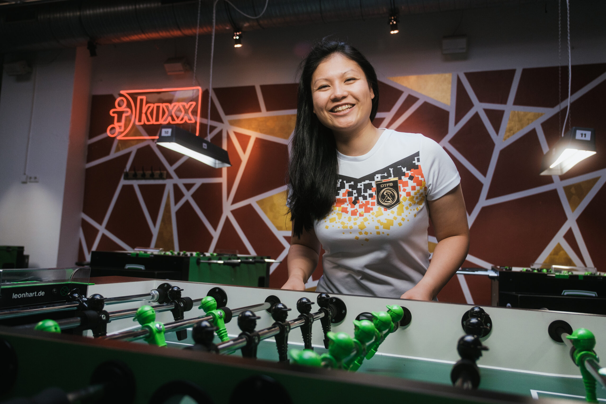 Tischfußballerin Linh im deutschen Nationaltrikot