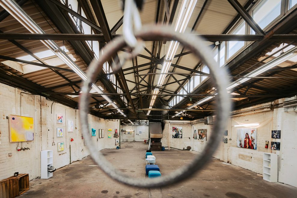 Die stillgelegte Schlosserei in Barmbek verwandelt sich in eine lebendige Kunstgalerie.
