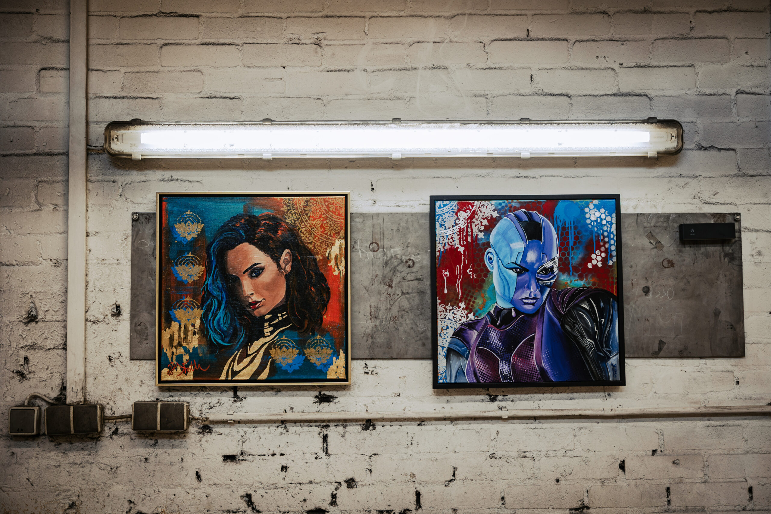 Die Marvel-Figur „Nebula“ (r.) und „Wonder Woman“ in Acryl auf Leinwand von Kathleen Foth.