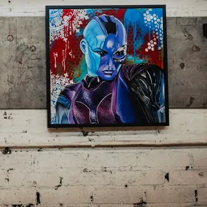 Die Marvel-Figur „Nebula“ (r.) und „Wonder Woman“ in Acryl auf Leinwand von Kathleen Foth.