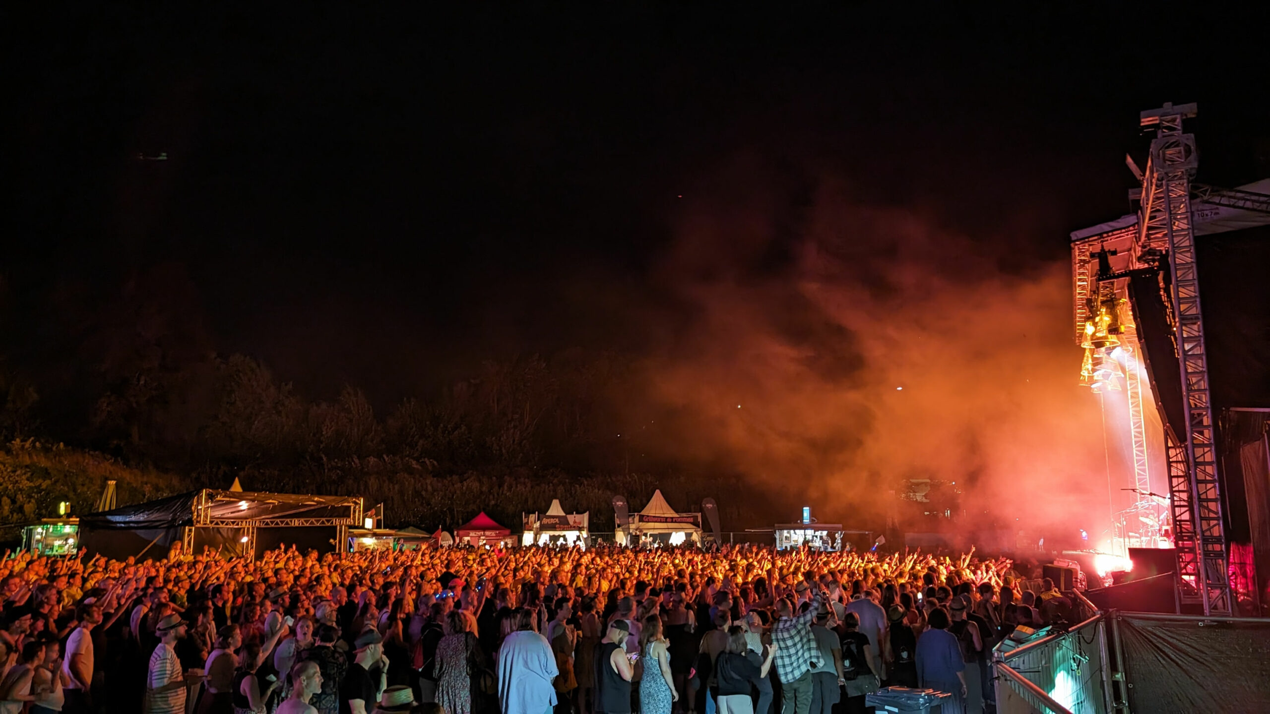 Publikum vor einer Bühne im Bürgerpark in Stade
