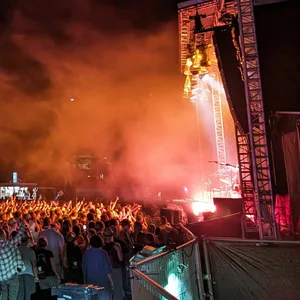 Publikum vor einer Bühne im Bürgerpark in Stade