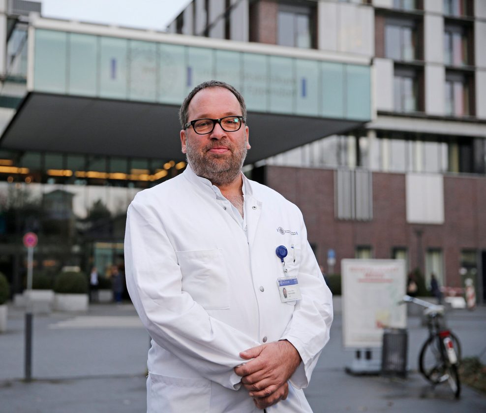Dr. Stefan Schmiedel vor dem UKE