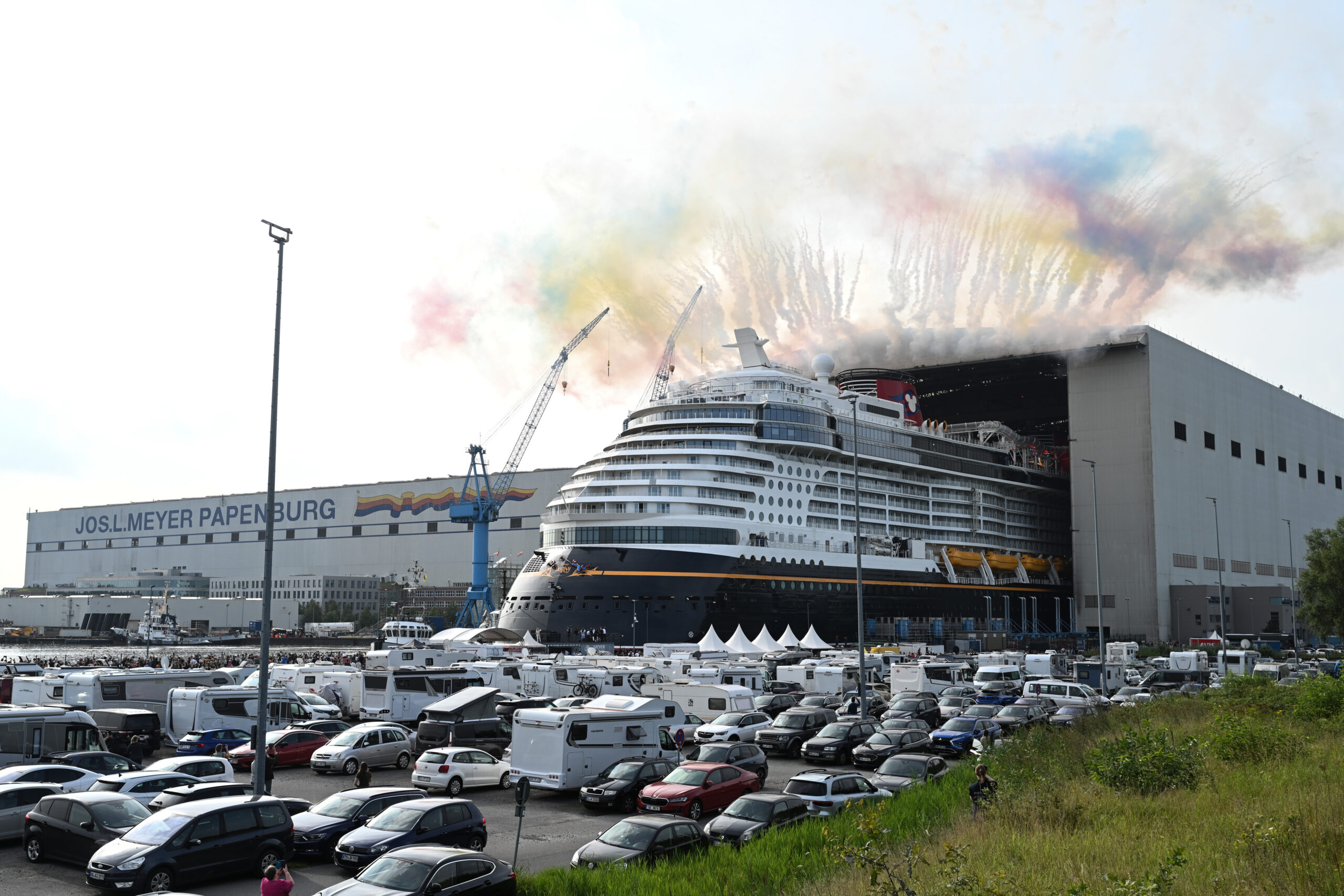 Meyer Werft dockt das Kreuzfahrtschiff „Disney Destiny“ aus