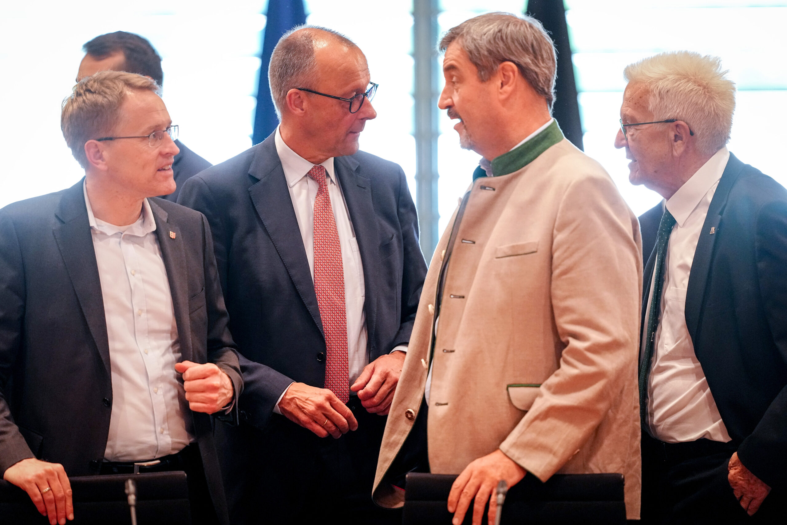 Daniel Günther (li) und Markus Söder (re) mit Bundeskanzler Friedrich Merz (Archivbild)