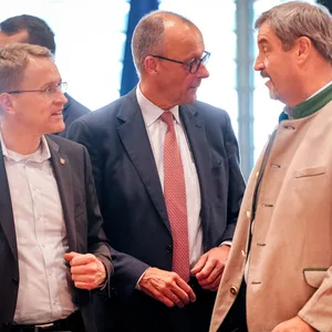 Daniel Günther (li) und Markus Söder (re) mit Bundeskanzler Friedrich Merz (Archivbild)