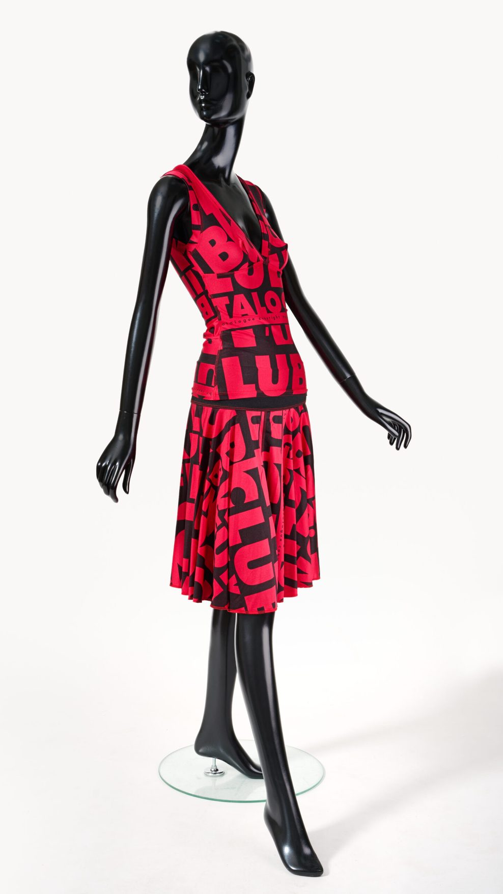 Eine Schaufensterpuppe trägt ein gemustertes Kleid.